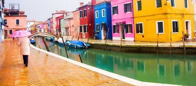 Ngoài đảo chính Venice, nơi đây còn nhiều hòn đảo nhỏ khác mà du khách có thể đi bằng tàu cao tốc ra thăm quan, nổi tiếng nhất là Murano và Burano. Nếu Murano hấp dẫn bởi có những xưởng sản xuất thủy tinh truyền thống của Venice từ lâu đời, thì Burano lại nổi tiếng bởi những ngôi nhà sặc sỡ sắc màu. Mỗi nhà có một màu sơn riêng, không căn nào giống căn nào, đưa du khách như lạc vào thế giới cổ tích vậy.